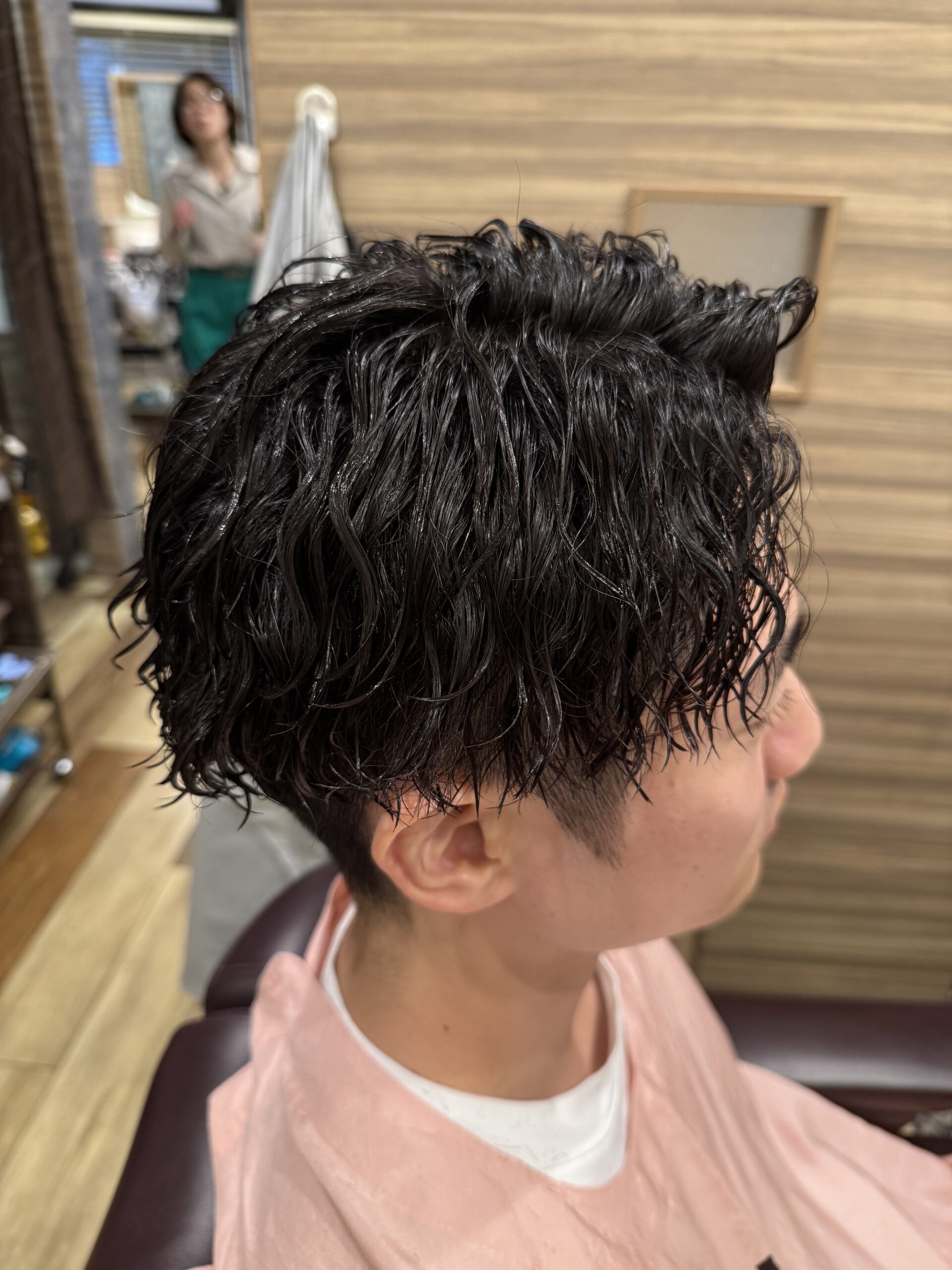 ツイストスパイラルパーマビジネス黒髪センターパート